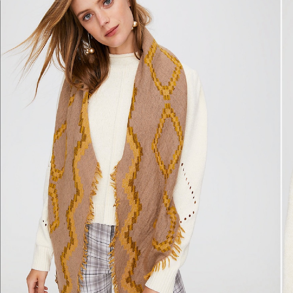 NWT Reversible camel mosaic triangle scarf